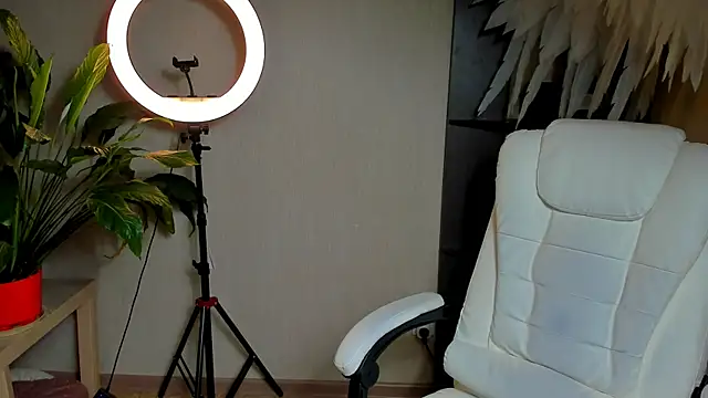 Snapshot of foxy_blond chatting on 11/04/25, 12:21 foxy blond online show from 11/04/25, 12:21