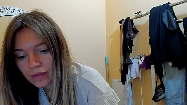 Snapshot of foxy_blond chatting on 11/04/25, 12:26 foxy blond online show from 11/04/25, 12:26