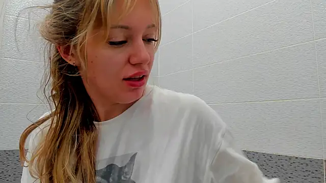 Snapshot of foxy_blond chatting on 04/16/26, 12:22 foxy blond online show from 04/16/26, 12:22