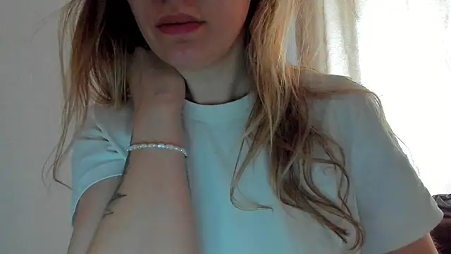 Snapshot of foxy_blond chatting on 04/17/26, 12:35 foxy blond online show from 04/17/26, 12:35