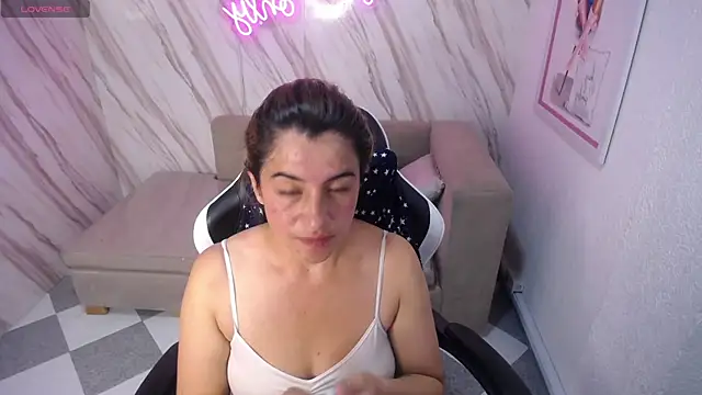 Snapshot of Valerie_b chatting on 02/19/25, 07:38 Valerie b online show from 02/19/25, 07:38