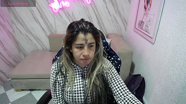 Snapshot of Valerie_b chatting on 03/06/25, 04:08 Valerie b online show from 03/06/25, 04:08