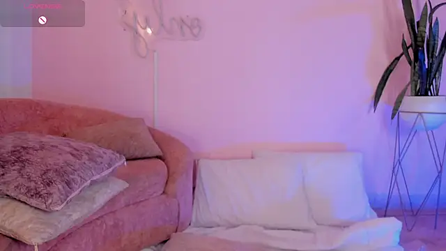 Lucy Vega online show from 11/20/25, 04:01