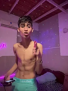 Snapshot of Mauuu18 chatting on 10/16/25, 01:28 Mauuu18 online show from 10/16/25, 01:28