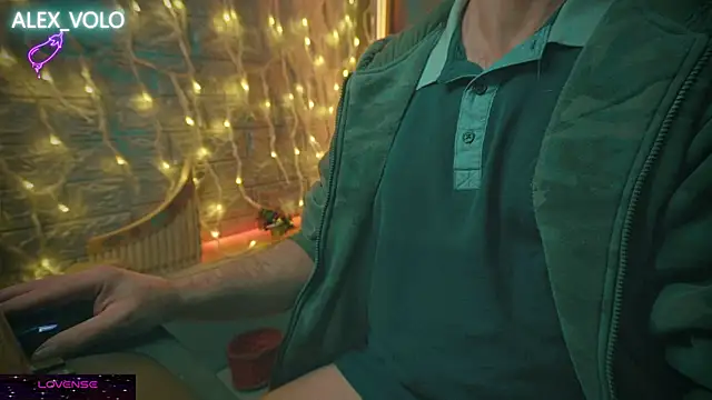 Snapshot of alex-volo chatting on 12/22/24, 02:28 alex-volo online show from 12/22/24, 02:28