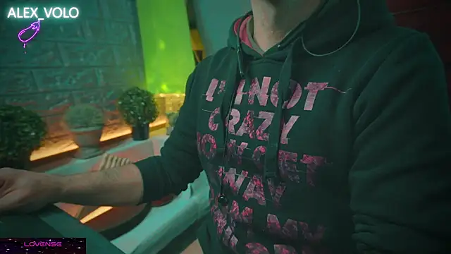 Snapshot of alex-volo chatting on 01/18/25, 04:21 alex-volo online show from 01/18/25, 04:21