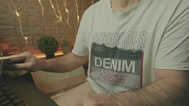 Snapshot of alex-volo chatting on 12/14/25, 02:06 alex-volo online show from 12/14/25, 02:06