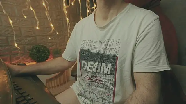 Snapshot of alex-volo chatting on 12/15/25, 04:50 alex-volo online show from 12/15/25, 04:50