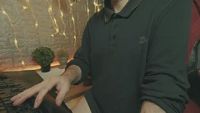 Snapshot of alex-volo chatting on 12/20/25, 08:32 alex-volo online show from 12/20/25, 08:32