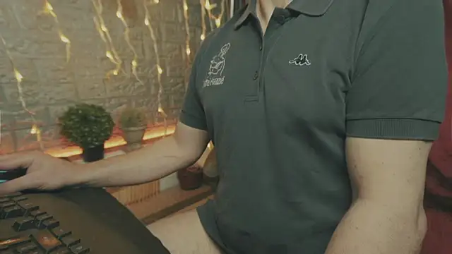 Snapshot of alex-volo chatting on 12/21/25, 04:25 alex-volo online show from 12/21/25, 04:25