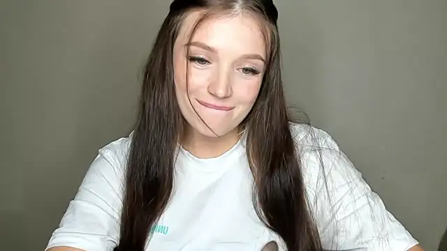 Snapshot of EvaaMillerr99 chatting on 10/25/25, 06:13 EvaaMillerr99 online show from 10/25/25, 06:13