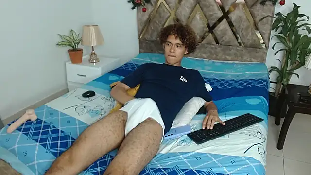 Snapshot of nickolas_moon chatting on 12/16/24, 01:21 nickolas moon online show from 12/16/24, 01:21