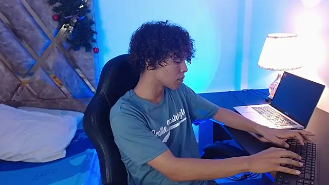 Snapshot of nickolas_moon chatting on 12/28/24, 10:02 nickolas moon online show from 12/28/24, 10:02