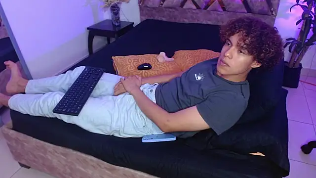 Snapshot of nickolas_moon chatting on 02/01/25, 05:37 nickolas moon online show from 02/01/25, 05:37