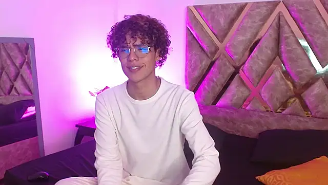 Snapshot of nickolas_moon chatting on 03/19/25, 07:49 nickolas moon online show from 03/19/25, 07:49