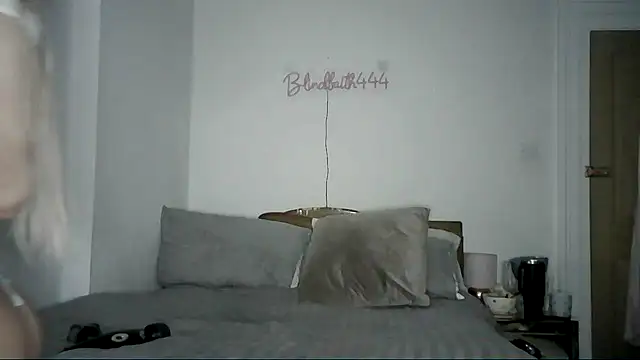 Snapshot of Elsa_24 chatting on 01/15/25, 08:20 Elsa 24 online show from 01/15/25, 08:20