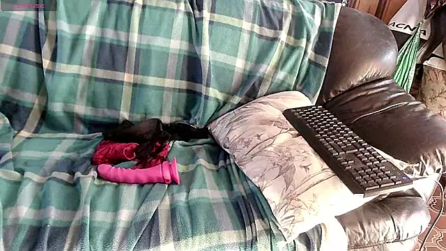 Snapshot of LauraMonolo chatting on 04/15/26, 06:09 LauraMonolo online show from 04/15/26, 06:09