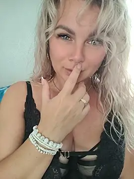 Snapshot of candy_queeen chatting on 06/25/26, 04:45 candy queeen online show from 06/25/26, 04:45