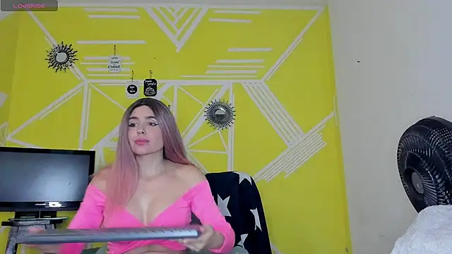 Snapshot of Nikolle_Rouss chatting on 12/05/25, 03:59 Nikolle Rouss online show from 12/05/25, 03:59