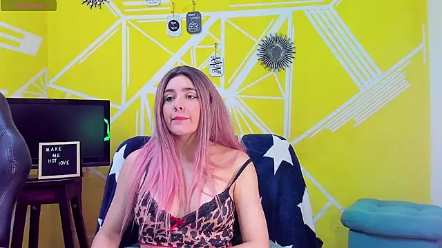 Snapshot of Nikolle_Rouss chatting on 12/14/25, 07:29 Nikolle Rouss online show from 12/14/25, 07:29