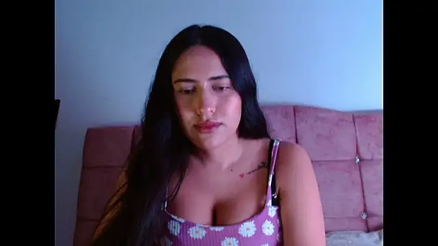 Snapshot of Paris-love chatting on 10/31/25, 11:06 Paris-love online show from 10/31/25, 11:06