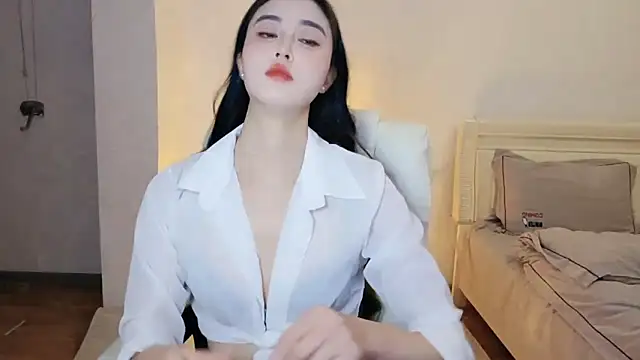 Snapshot of LI-200310 chatting on 12/23/25, 07:39 LI-200310 online show from 12/23/25, 07:39