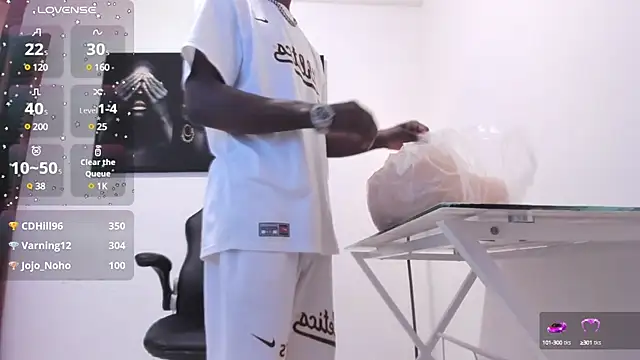 Snapshot of Thomas_shelbys chatting on 12/13/24, 03:27 Thomas shelbys online show from 12/13/24, 03:27