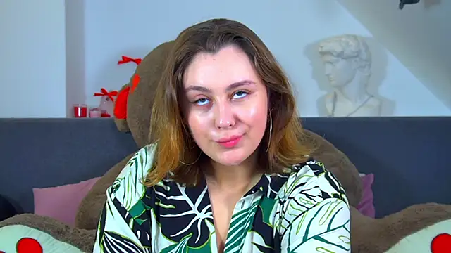 Snapshot of MaryMurray chatting on 10/19/25, 06:41 MaryMurray online show from 10/19/25, 06:41