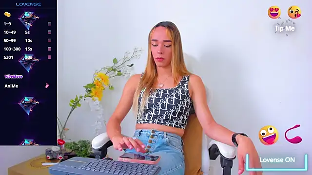 Snapshot of Linda_Crawford chatting on 02/18/25, 04:48 Linda Crawford online show from 02/18/25, 04:48