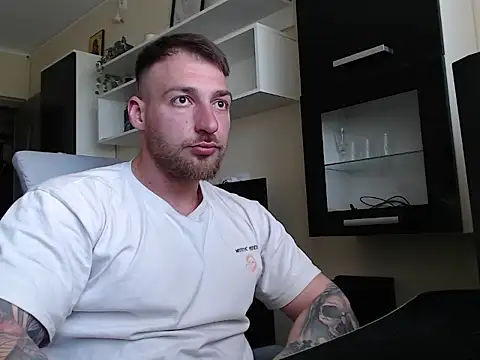 Snapshot of Alusca chatting on 04/28/26, 11:48 Alusca online show from 04/28/26, 11:48