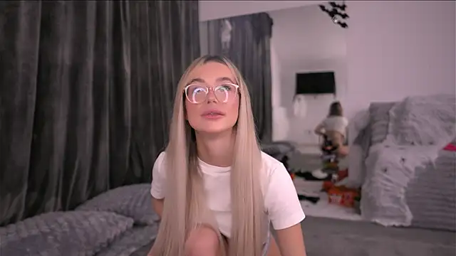 Snapshot of KylieJoyce chatting on 10/28/25, 09:06 KylieJoyce online show from 10/28/25, 09:06