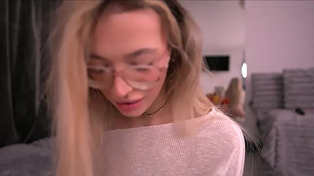 Snapshot of KylieJoyce chatting on 11/19/25, 09:48 KylieJoyce online show from 11/19/25, 09:48