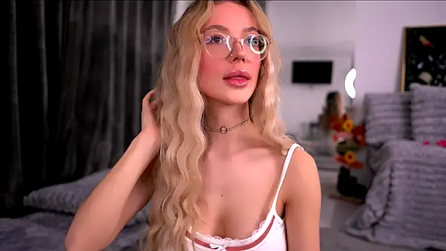 Snapshot of KylieJoyce chatting on 11/28/25, 09:28 KylieJoyce online show from 11/28/25, 09:28