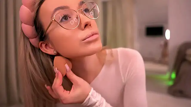 KylieJoyce online show from 04/18/26, 08:20