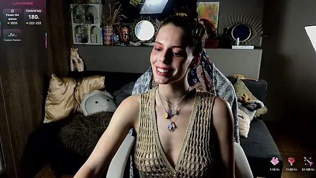 Snapshot of AyreenMoore chatting on 09/23/25, 08:01 AyreenMoore online show from 09/23/25, 08:01