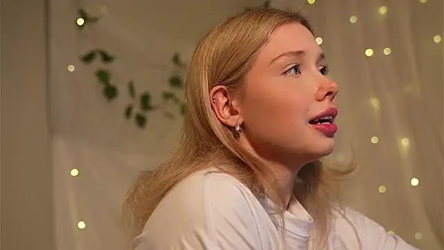 Snapshot of april_blush chatting on 02/04/25, 07:00 april blush online show from 02/04/25, 07:00