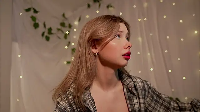 Snapshot of april_blush chatting on 02/08/25, 01:01 april blush online show from 02/08/25, 01:01