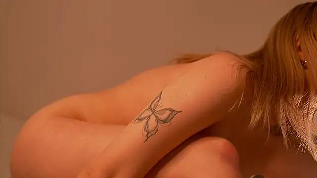 Snapshot of april_blush chatting on 02/26/25, 03:19 april blush online show from 02/26/25, 03:19