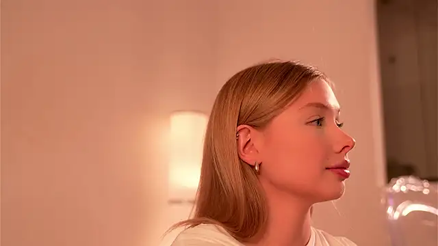 Snapshot of april_blush chatting on 03/04/25, 03:04 april blush online show from 03/04/25, 03:04