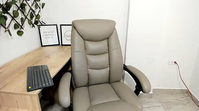 Madeleine  w online show from 11/14/25, 12:20