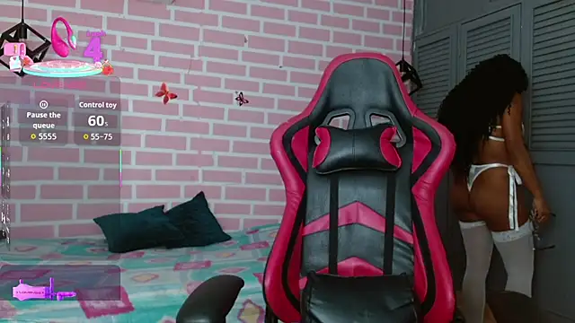 Snapshot of analus-01 chatting on 10/03/25, 10:07 analus-01 online show from 10/03/25, 10:07