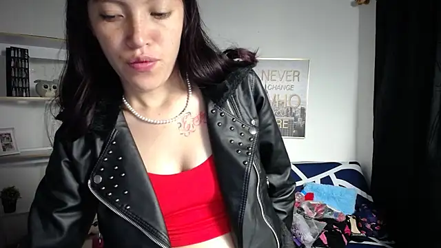Snapshot of Sian__1 chatting on 12/17/24, 12:43 Sian 1 online show from 12/17/24, 12:43