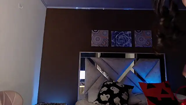 Snapshot of SophiaJoliebm chatting on 10/23/25, 04:45 SophiaJoliebm online show from 10/23/25, 04:45