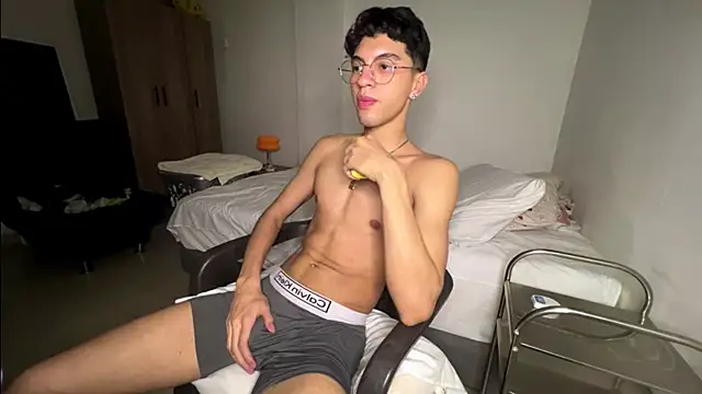 Snapshot of Angelligth chatting on 11/18/25, 04:39 Angelligth online show from 11/18/25, 04:39