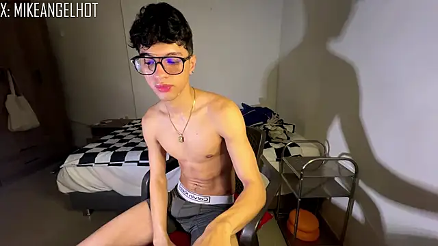 Snapshot of Angelligth chatting on 12/16/25, 07:41 Angelligth online show from 12/16/25, 07:41