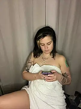 Snapshot of NaomiSquirts chatting on 12/09/24, 11:03 NaomiSquirts online show from 12/09/24, 11:03