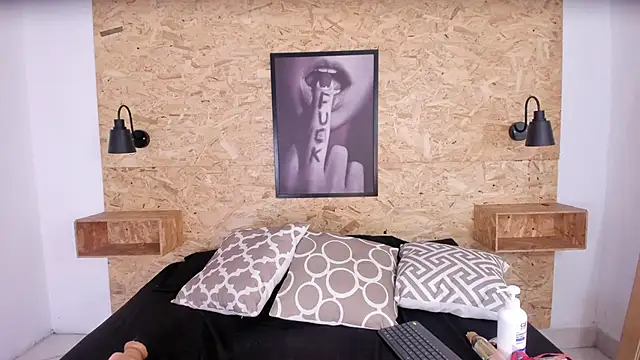 Snapshot of Elizabeth_Santos chatting on 02/20/25, 02:18 Elizabeth Santos online show from 02/20/25, 02:18