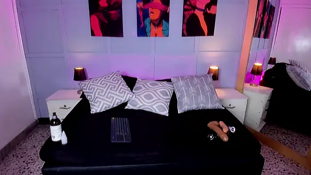 Snapshot of Elizabeth_Santos chatting on 10/17/25, 08:11 Elizabeth Santos online show from 10/17/25, 08:11