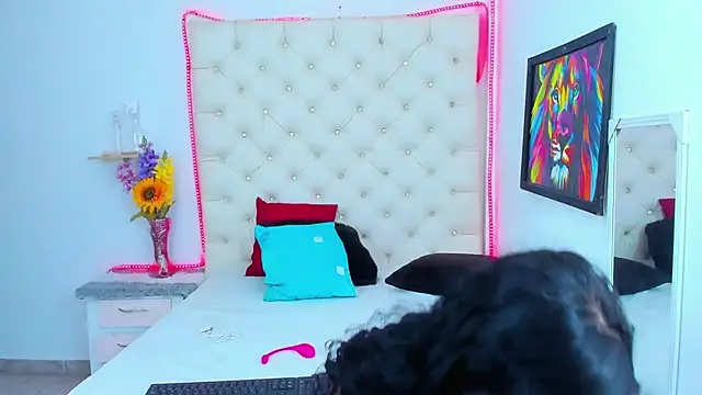 Snapshot of DAFNNEE_ROSS chatting on 01/12/25, 12:23 DAFNNEE ROSS online show from 01/12/25, 12:23