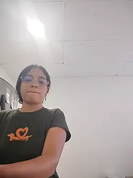 Snapshot of DAFNNEE_ROSS chatting on 10/29/25, 02:30 DAFNNEE ROSS online show from 10/29/25, 02:30